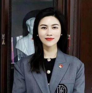 美女校長(zhǎng)王提