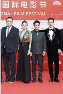 張頌文討好陳凱歌，合影站C位，北影節后臺才是“名利場”！